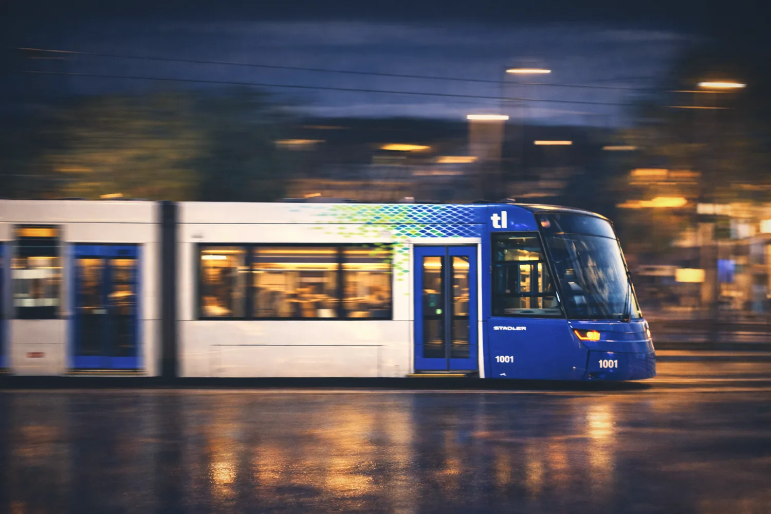 Une rame sur la ligne, un soir de pluie