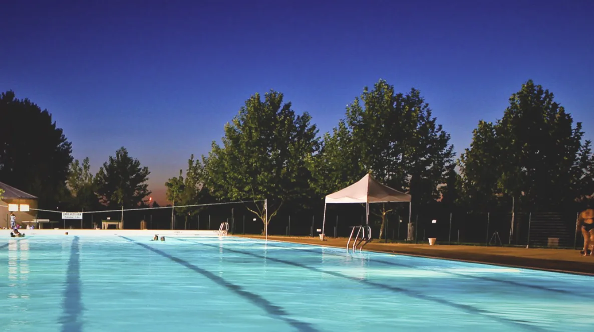 La piscine de Mont&eacute;tan &agrave; la nuit tomb&eacute;e